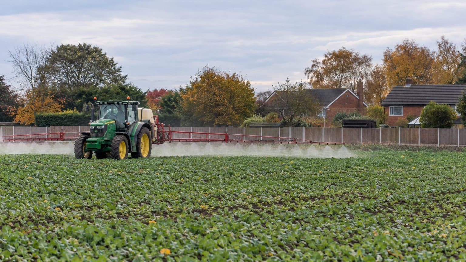 Le tracteur de l'agriculteur voisin pulvérisait jusqu'au ras de ma clôture : à la mairie, on m'a expliqué à combien de mèt...