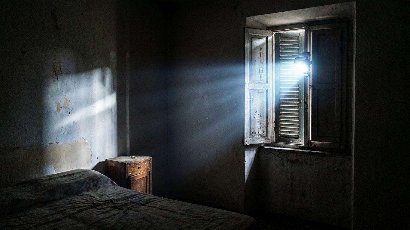 Ma voisine a posé un projecteur qui balaie ma chambre depuis que la nuit tombe tôt : à la mairie, on m'a expliqué qui pouv...