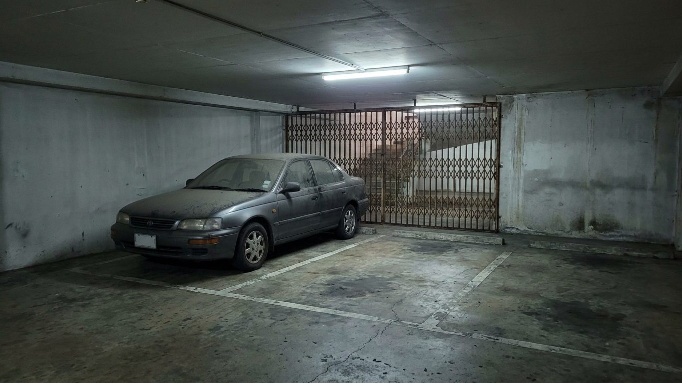 On s'obstine tous à chercher à qui appartient la voiture qui squatte le parking, alors que le vrai problème passe le porta...