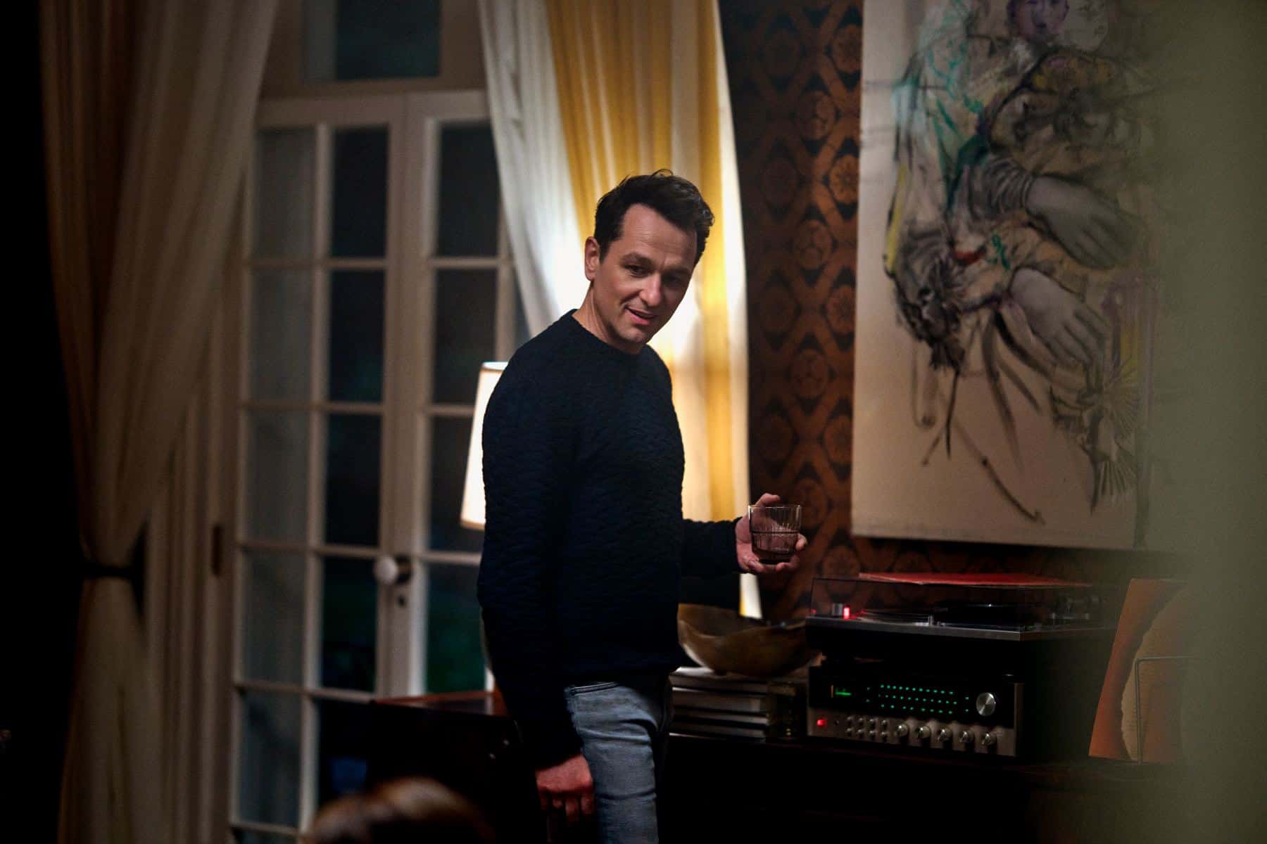 Personne Navait Jamais Reussi Ca Aux Emmy Cet Acteur Gallois Est Reparti Avec Deux Trophees Le Meme Soir Featured