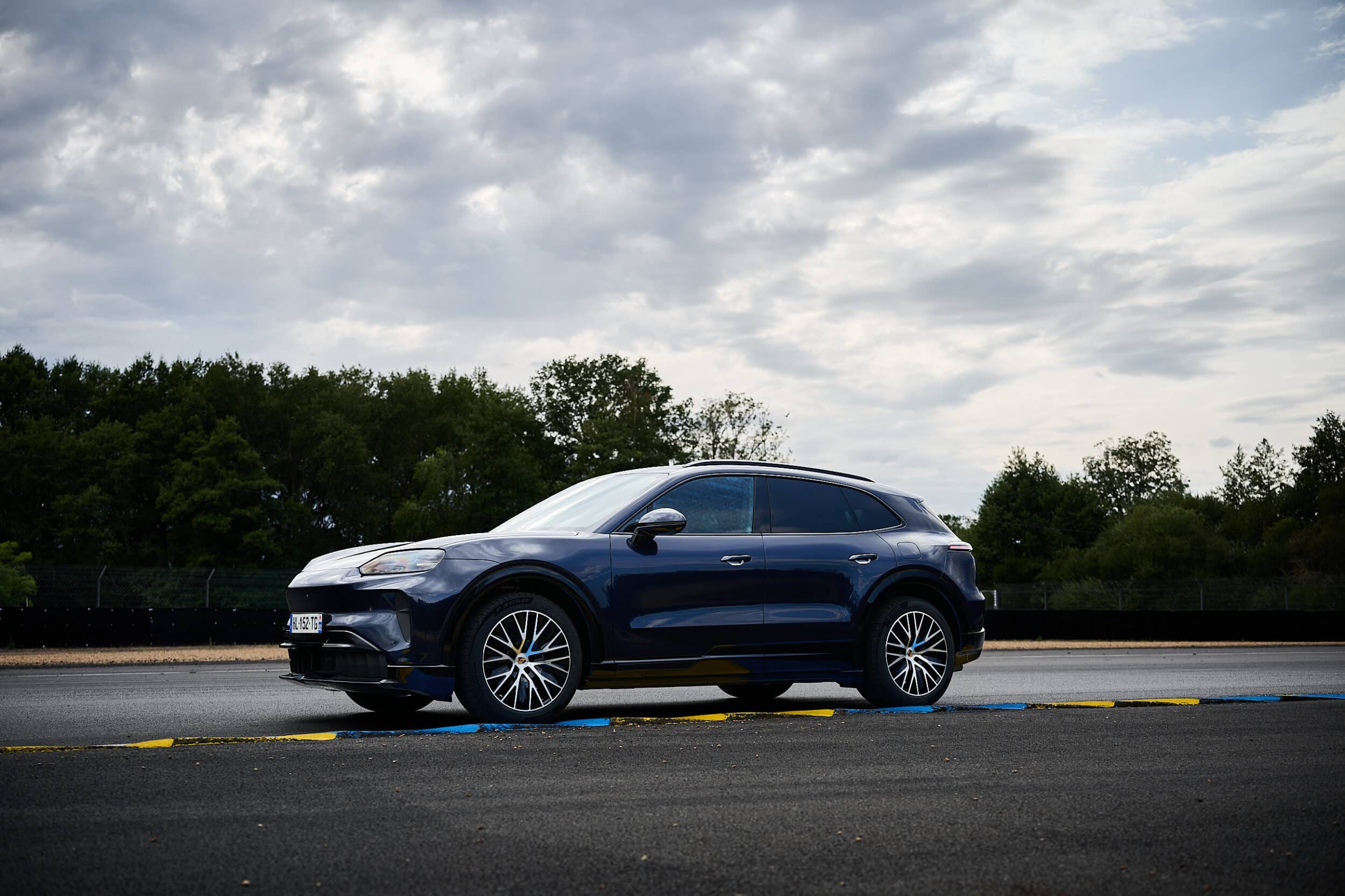 Porsche Cayenne Electric 2558