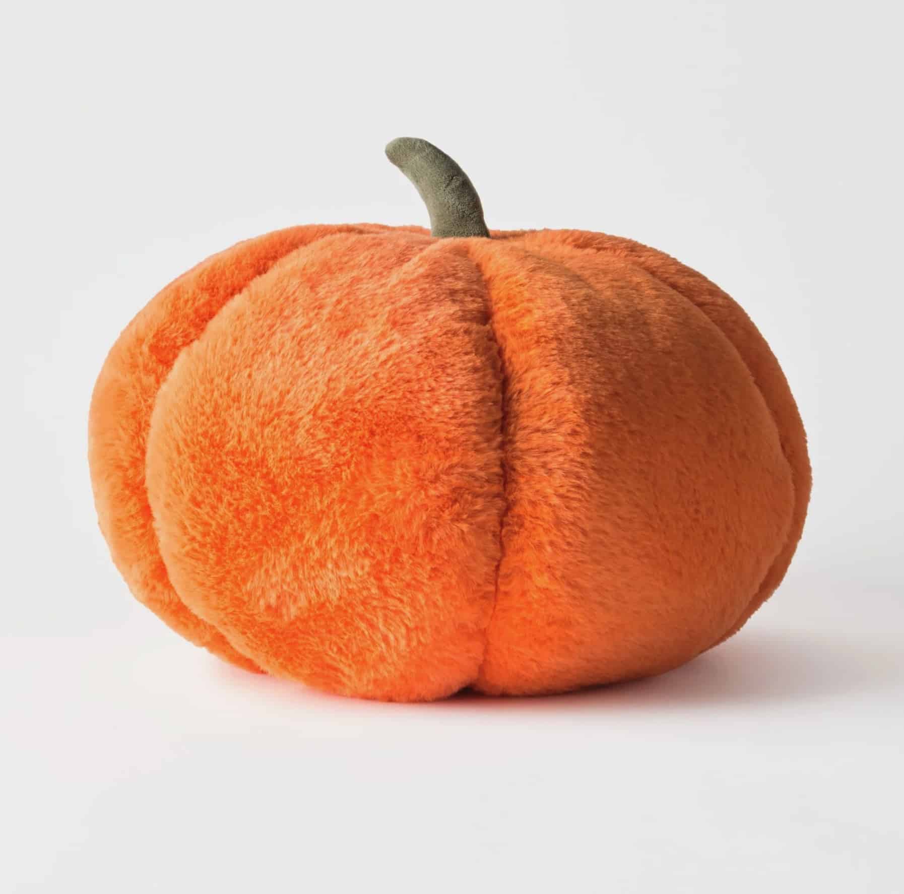 Un coussin citrouille qui cache un chauffe-mains ingénieux