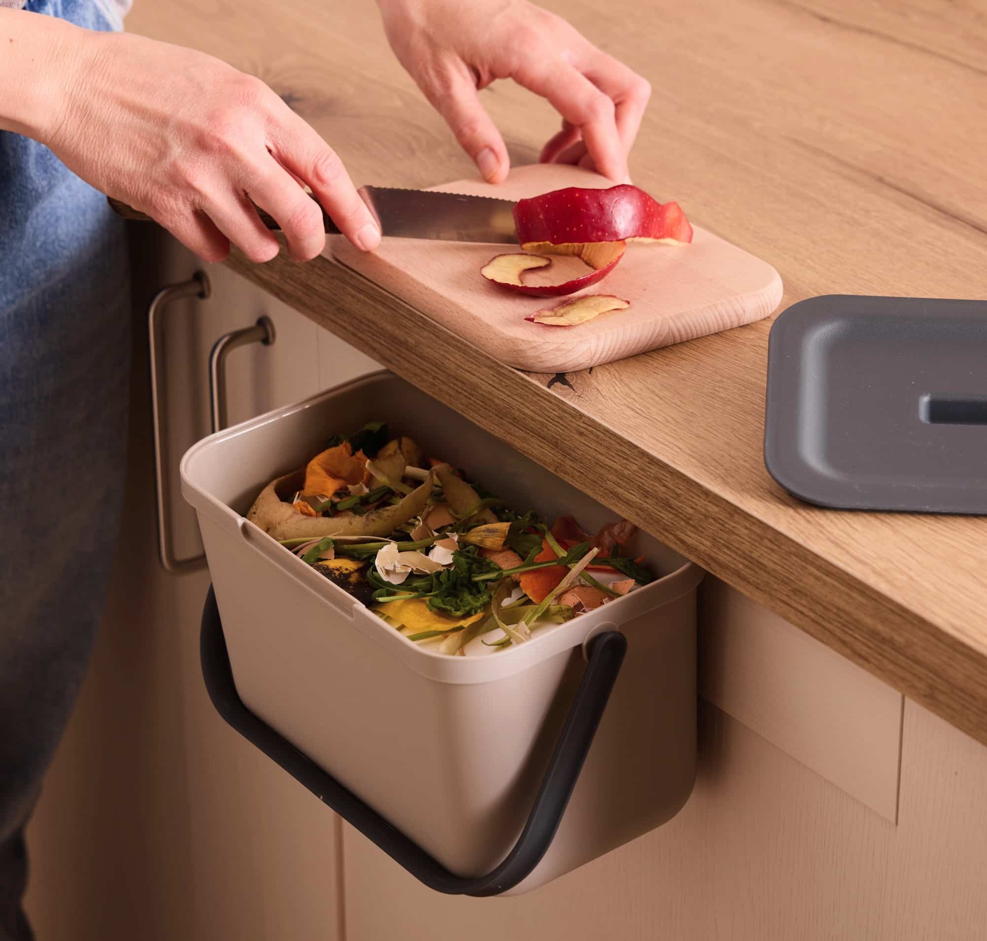 Le saladier à épluchures, une habitude dépassée dans les cuisines