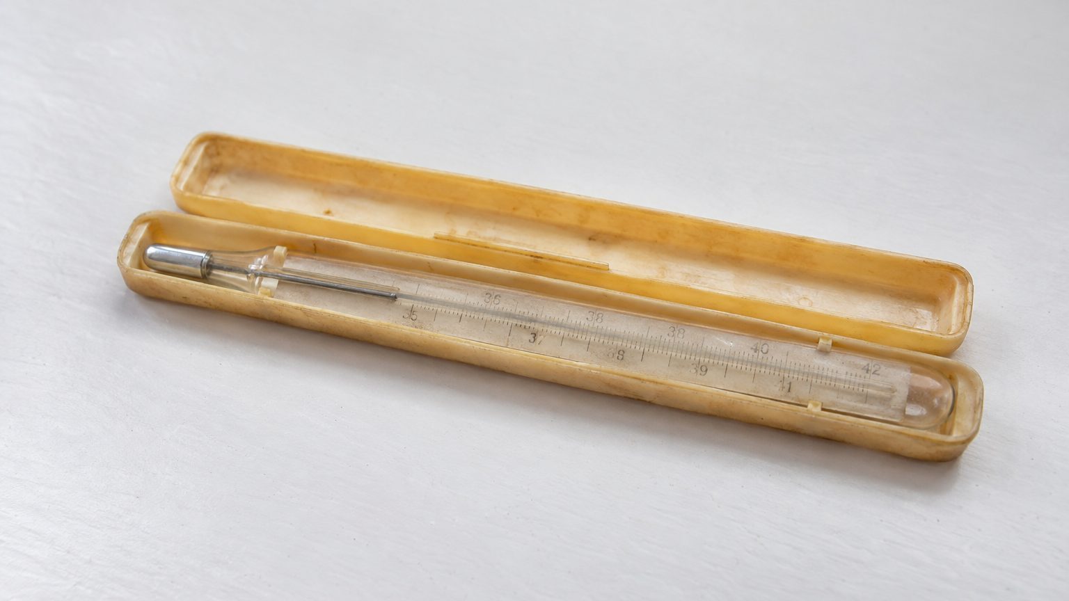 Ce vieux thermomètre au mercure oublié au fond de l'armoire de la salle de bains : un pharmacien explique pourquoi il ne d...