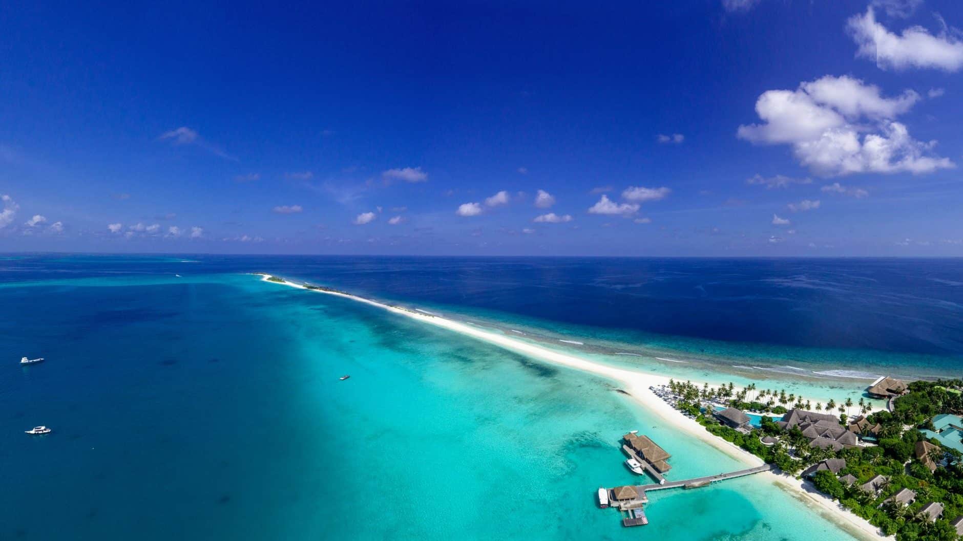 Un lagon et une plage de sable blanc aux Maldives