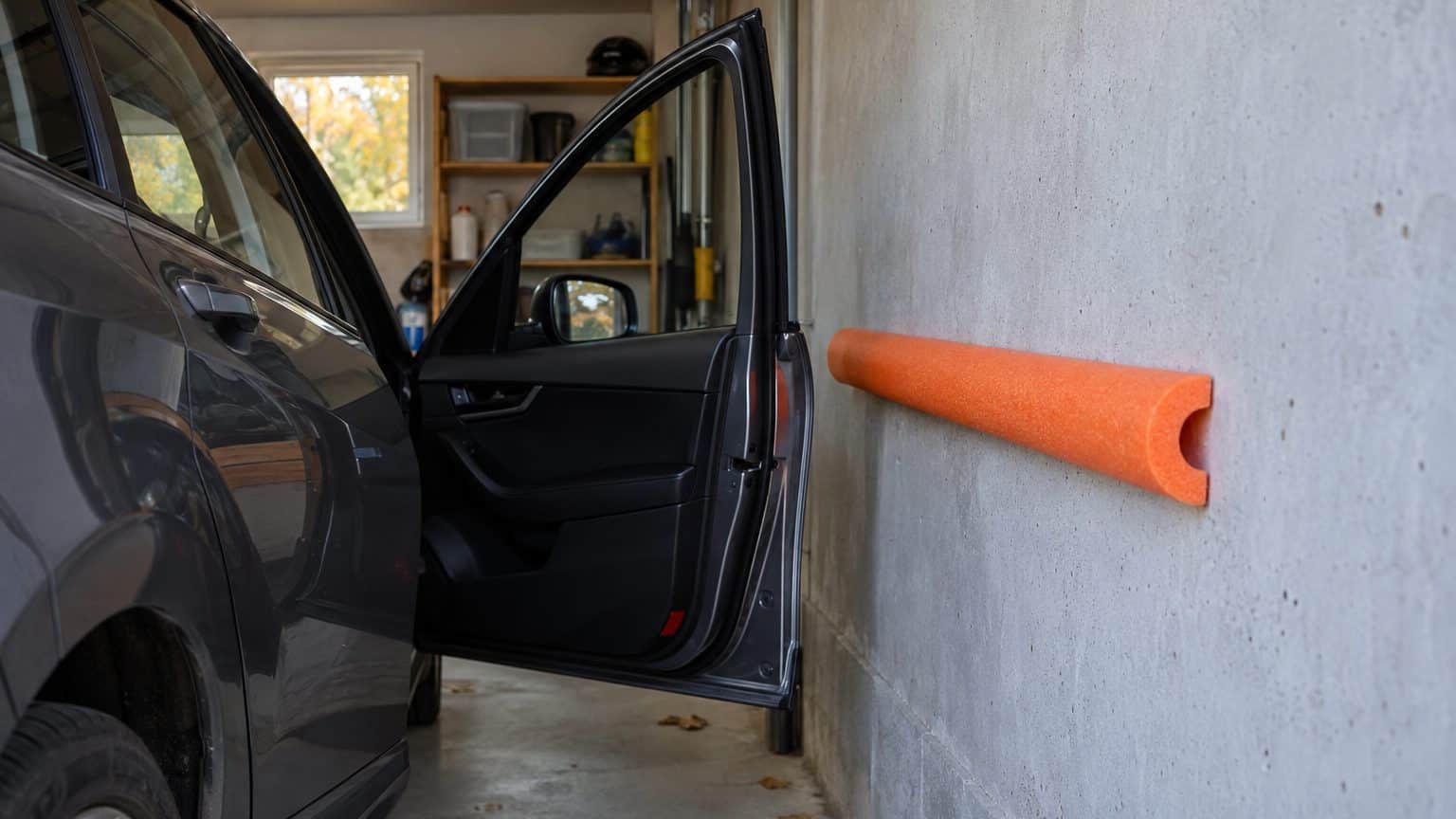 Mon voisin a vissé la frite de piscine des enfants sur le mur de son garage, et ce n'est pas pour jouer
